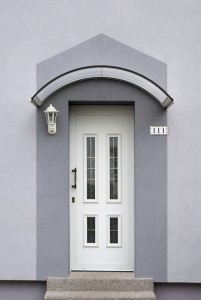 Un auvent de porte, pour une maison accueillante et une entrée sécurisante